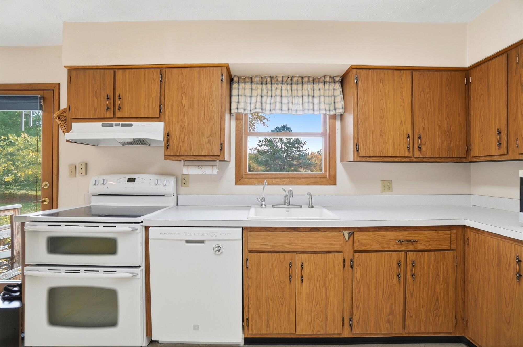 12644 Snyder Church Road Northwest Baltimore, OH 43105 - Photo 14 of 61 Kitchen - 12644 Snyder Church Road NW, Baltimore, OH 43105