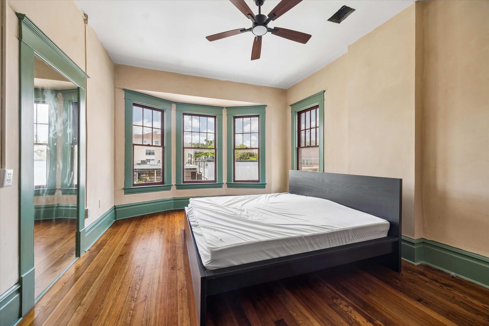 239 Westheimer Road Houston, TX 77006 - Photo 16 of 42 MAIN HOUSE - Second Floor - Another bedroom - Beautiful expansive bedroom, newly painted, great for an office, bedroom, etc