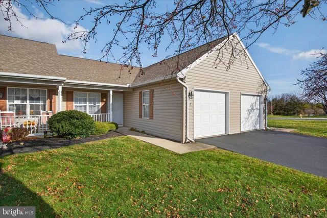 a view of a house with backyard and garden