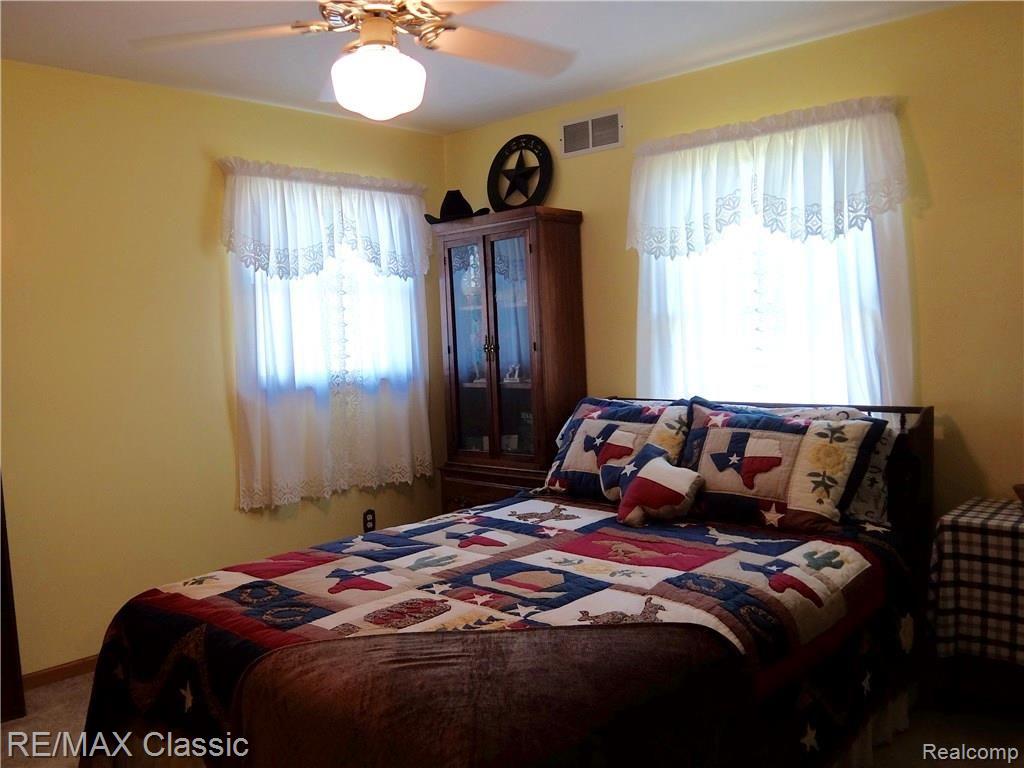 7952 Kearney Road Whitmore Lake, MI 48189 - Photo 50 of 71 2nd upstairs bedroom is also a good size with corner windows.