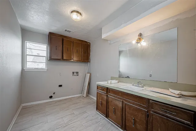 $375,000 | 811 Loire Lane, Houston, TX 77090