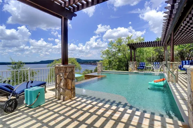 a view of a backyard