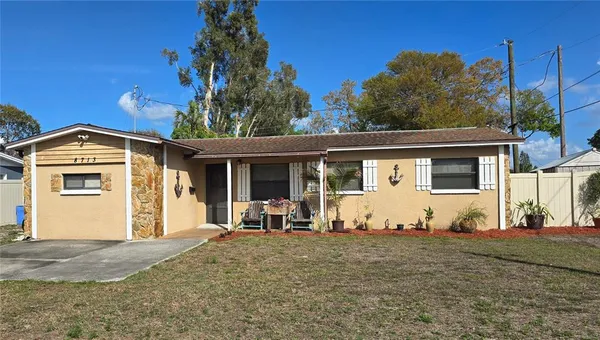 a view of a house with backyard