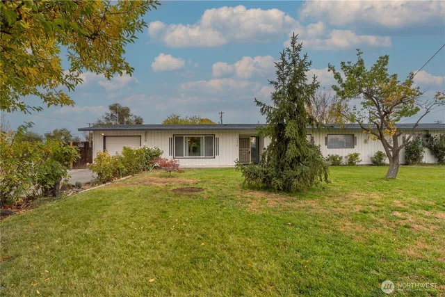 a view of a house with a backyard