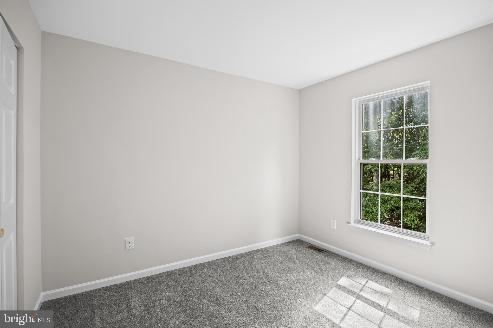 17 Arlington Road Sicklerville, NJ 08081 - Photo 28 of 43 an empty room with windows