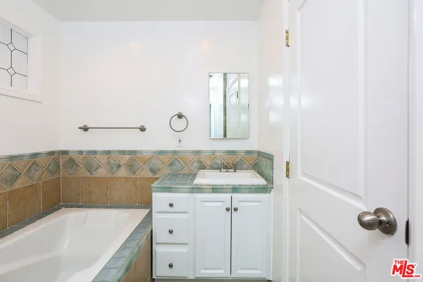 $7,995 | 252 Hampton Drive, Unit E, Venice, CA 90291