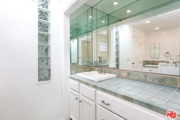 $7,995 | 252 Hampton Drive, Unit E, Venice, CA 90291