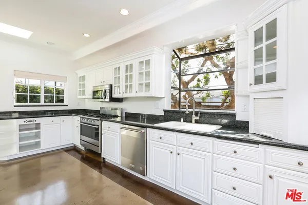 $7,995 | 252 Hampton Drive, Unit E, Venice, CA 90291