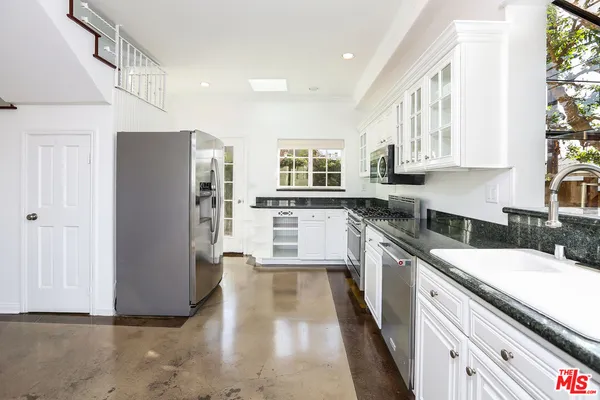 $7,995 | 252 Hampton Drive, Unit E, Venice, CA 90291