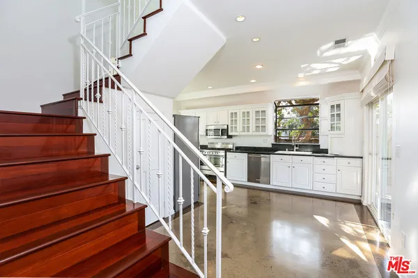 $7,995 | 252 Hampton Drive, Unit E, Venice, CA 90291