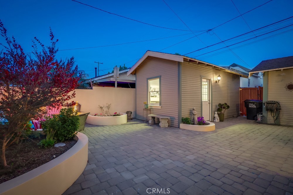 624 Termino Avenue Long Beach, CA 90814 - Photo 37 of 46 Yard and garage