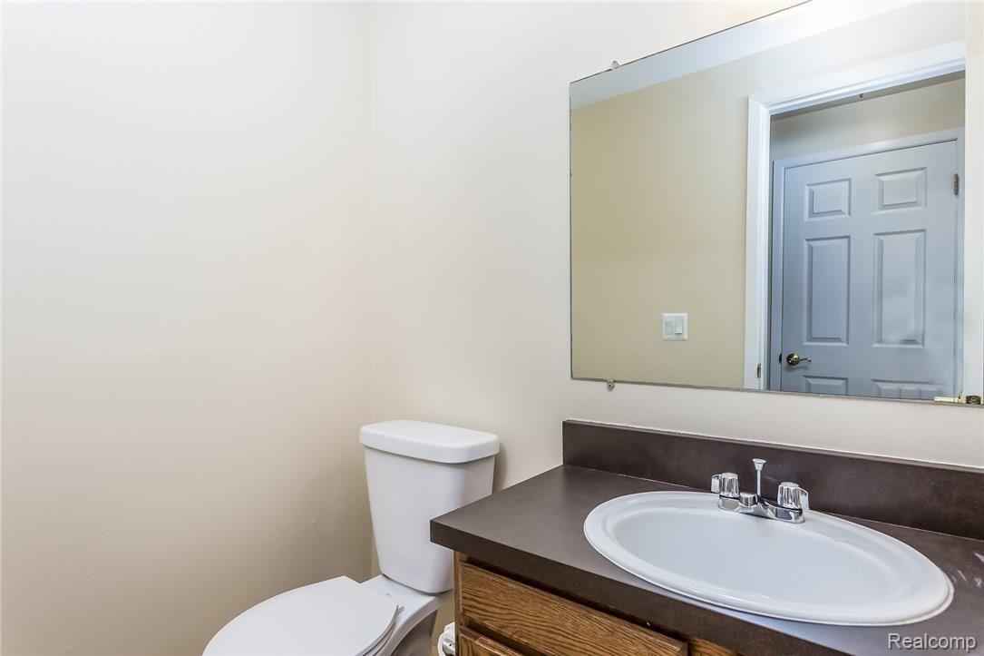 1270 Kings Cove Court Rochester, MI 48306 - Photo 14 of 32 013-Powder_Room-4769751-medium.jpg