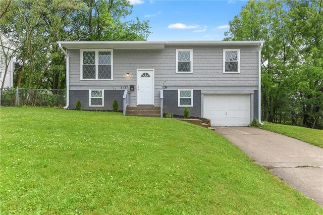 $194,900 | 818 North Wigwam Trail, Independence, MO 64056