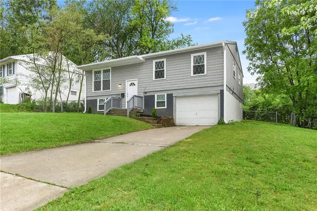 $194,900 | 818 North Wigwam Trail, Independence, MO 64056