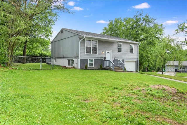 $194,900 | 818 North Wigwam Trail, Independence, MO 64056