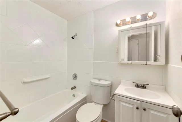 $194,900 | 818 North Wigwam Trail, Independence, MO 64056