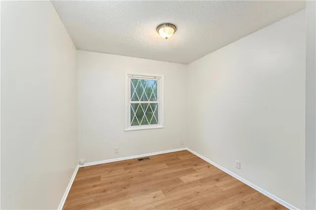 $194,900 | 818 North Wigwam Trail, Independence, MO 64056