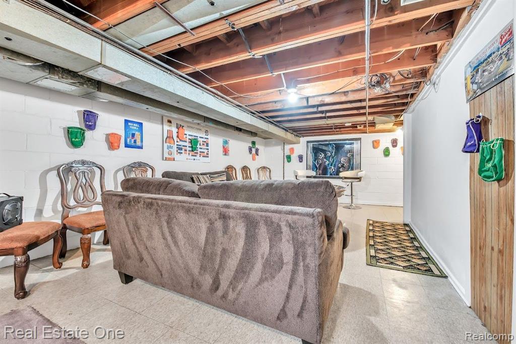 2022 Vernier Road Grosse Pointe Woods, MI 48236 - Photo 18 of 40