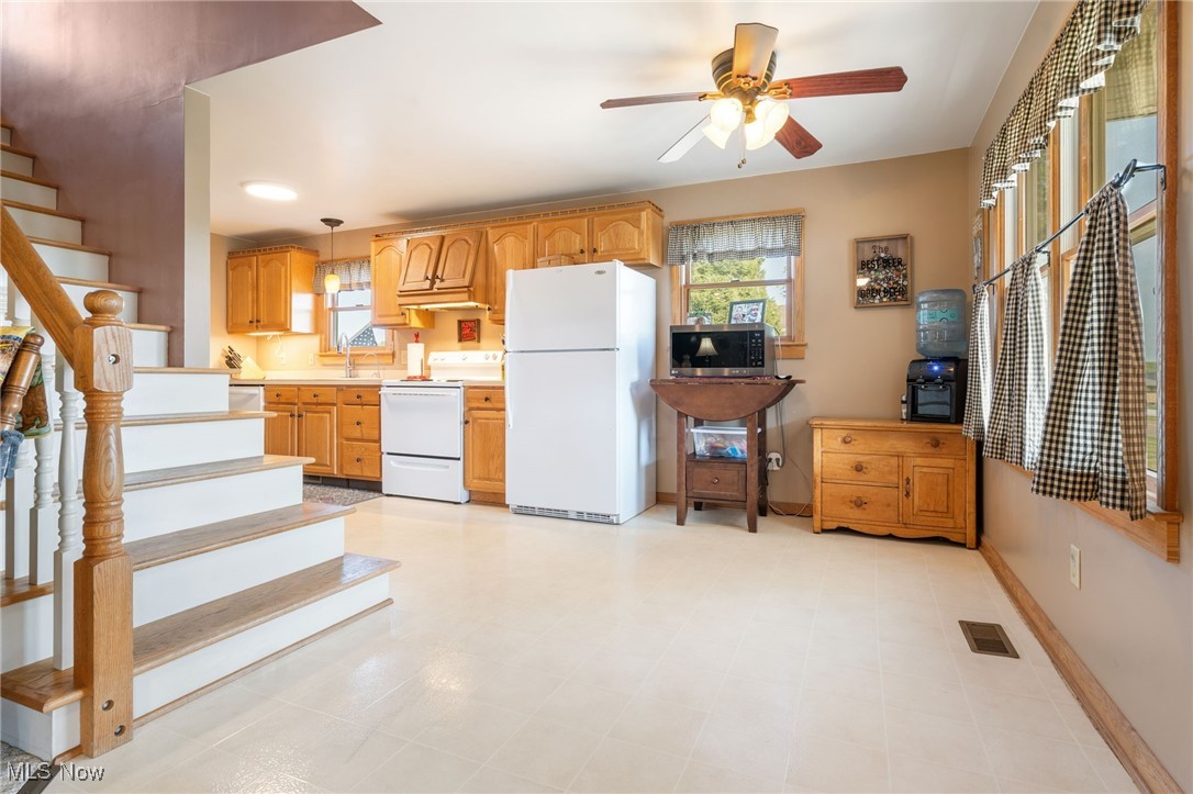 8025 Bachelor Road Northwest Waynesburg, OH 44688 - Photo 7 of 34 with eat in area