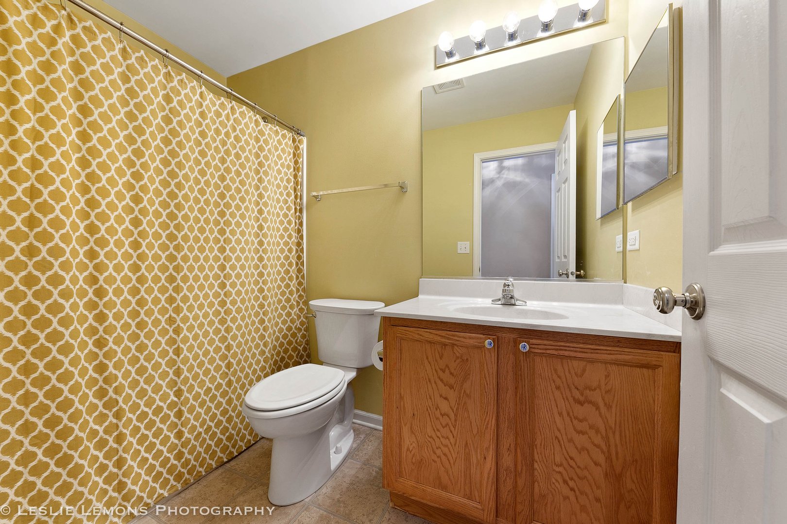 128 Reston Court Sycamore, IL 60178 - Photo 26 of 30 a bathroom with a sink and a mirror