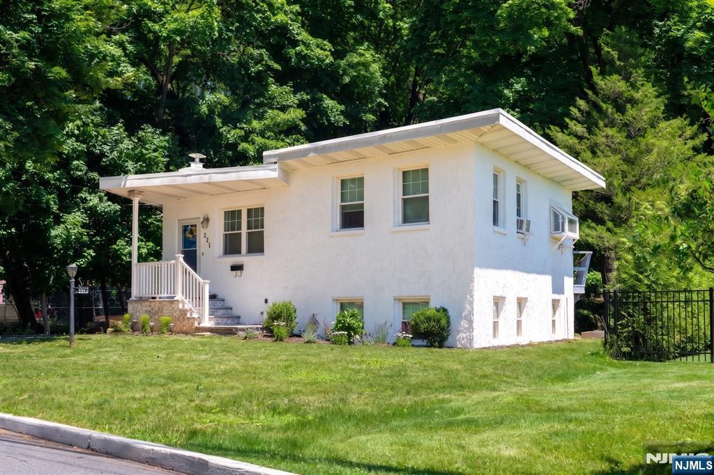 221 Lakeview Drive Ridgewood, NJ 07450 - Photo 2 of 35