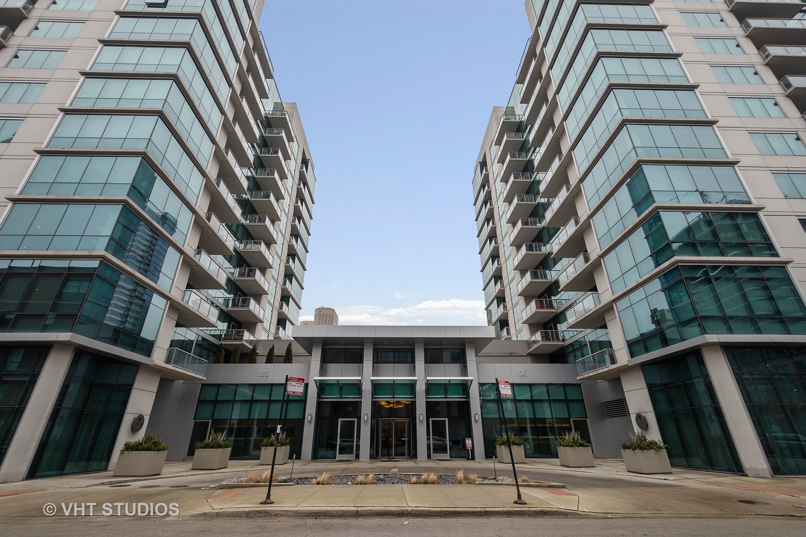 123 South Green Street, Unit 909B Chicago, IL 60607 - Photo 1 of 11 front view of a building
