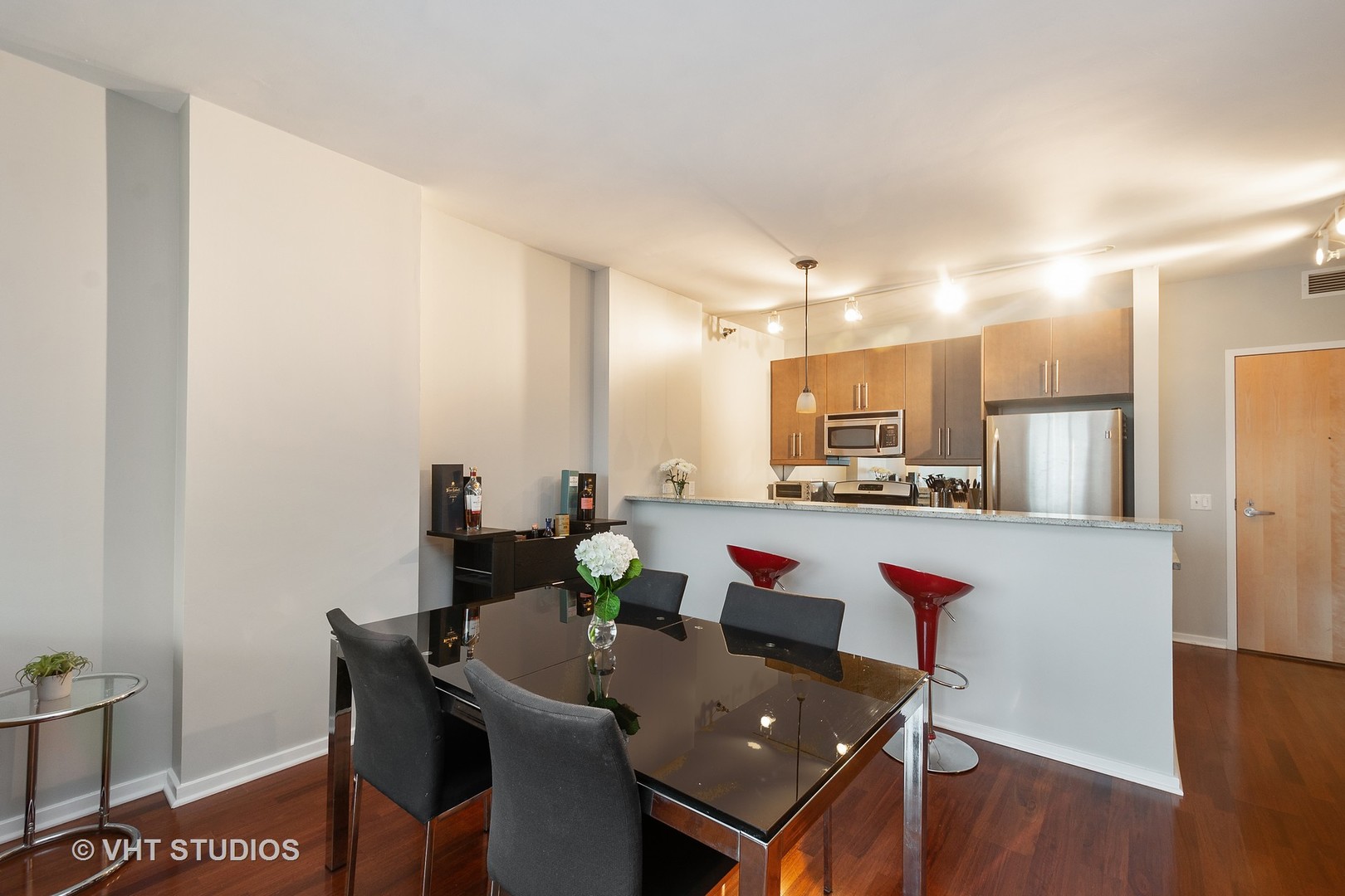 123 South Green Street, Unit 909B Chicago, IL 60607 - Photo 3 of 11 a kitchen with a table and chairs in it