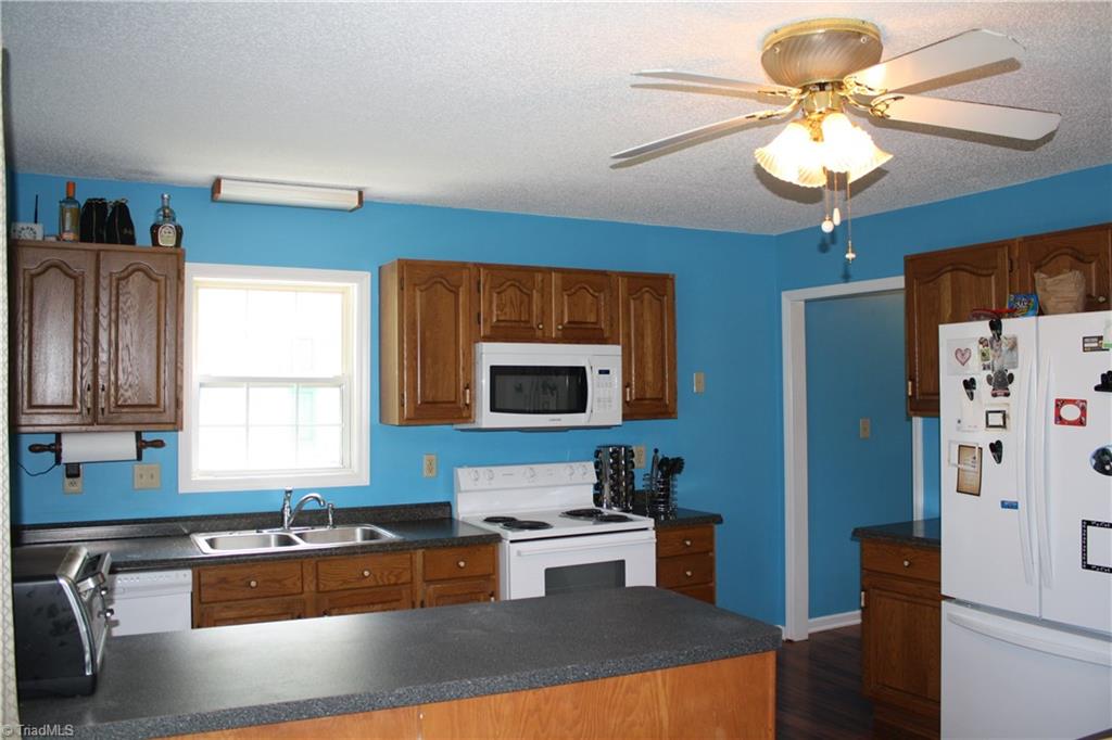 924 Skeet Club Road High Point, NC 27265 - Photo 5 of 15 Kitchen