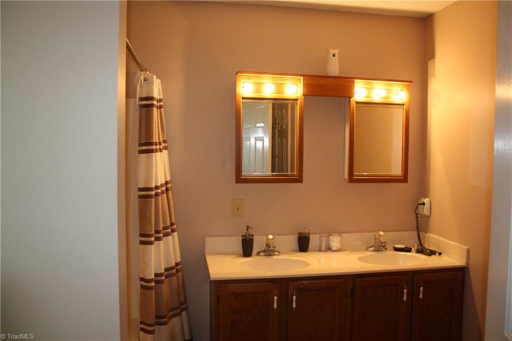 924 Skeet Club Road High Point, NC 27265 - Photo 8 of 15 Master Bath