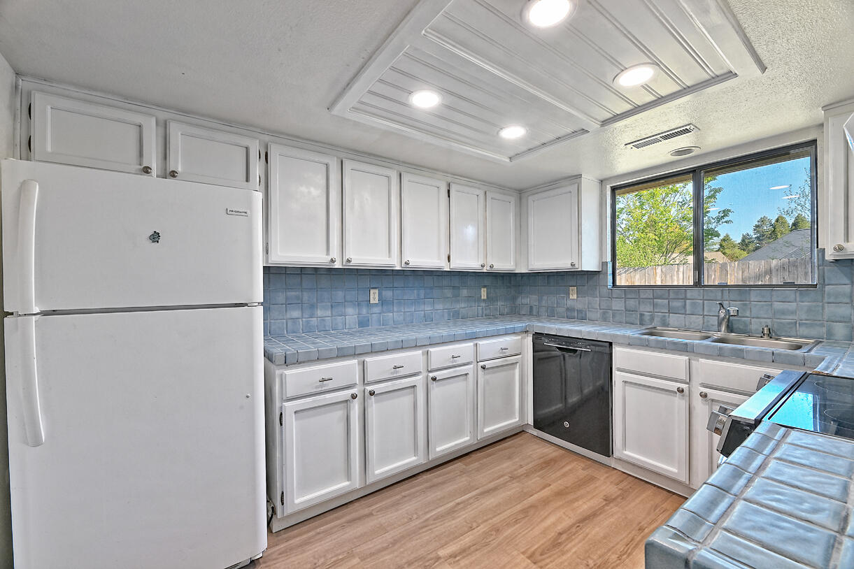 2429 East Barnett Road Medford, OR 97504 - Photo 11 of 25 DSC_1248