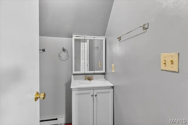 $900 | 221 Lebanon Avenue, Unit A, Belleville, IL 62220