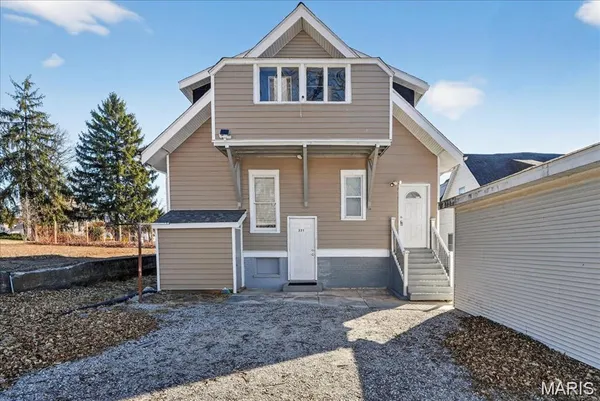 $900 | 221 Lebanon Avenue, Unit A, Belleville, IL 62220