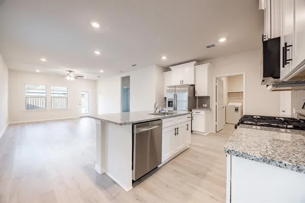 $2,400 | 940 Apeldoorn Trail, Little Elm, TX 75068