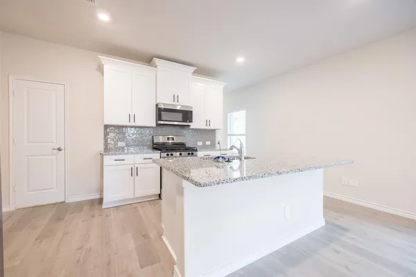 $2,400 | 940 Apeldoorn Trail, Little Elm, TX 75068