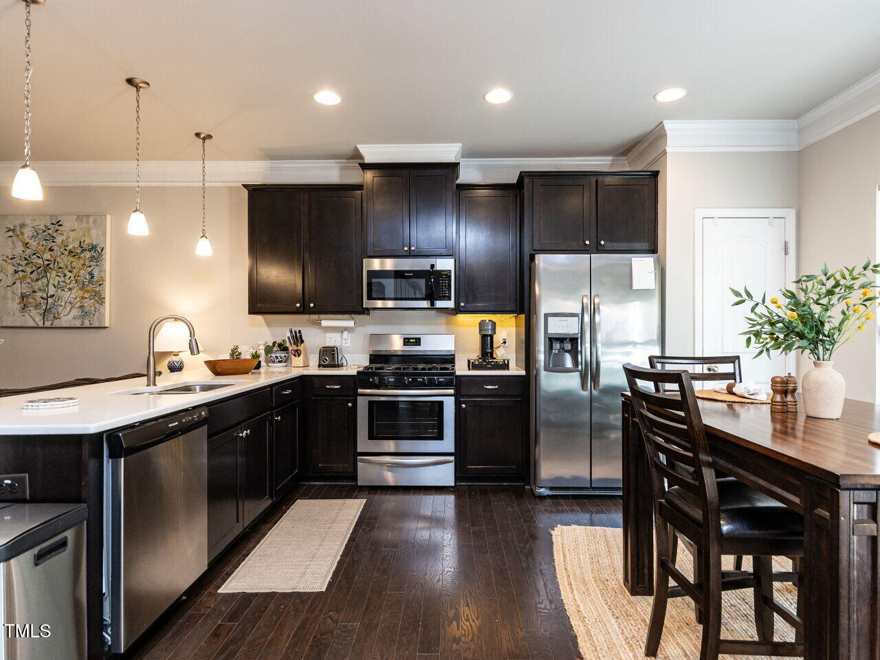 Amazing Kitchen! The quartz counter top is divine!