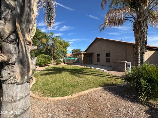 a view of a backyard