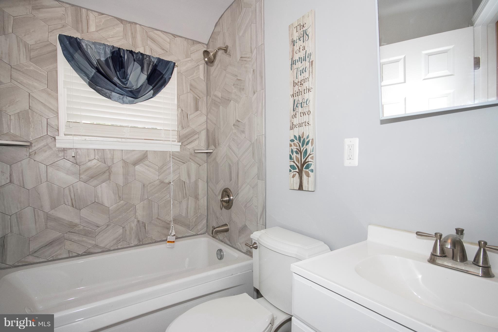 259 Southeastern Court Baltimore, MD 21221 - Photo 11 of 17 Bath
