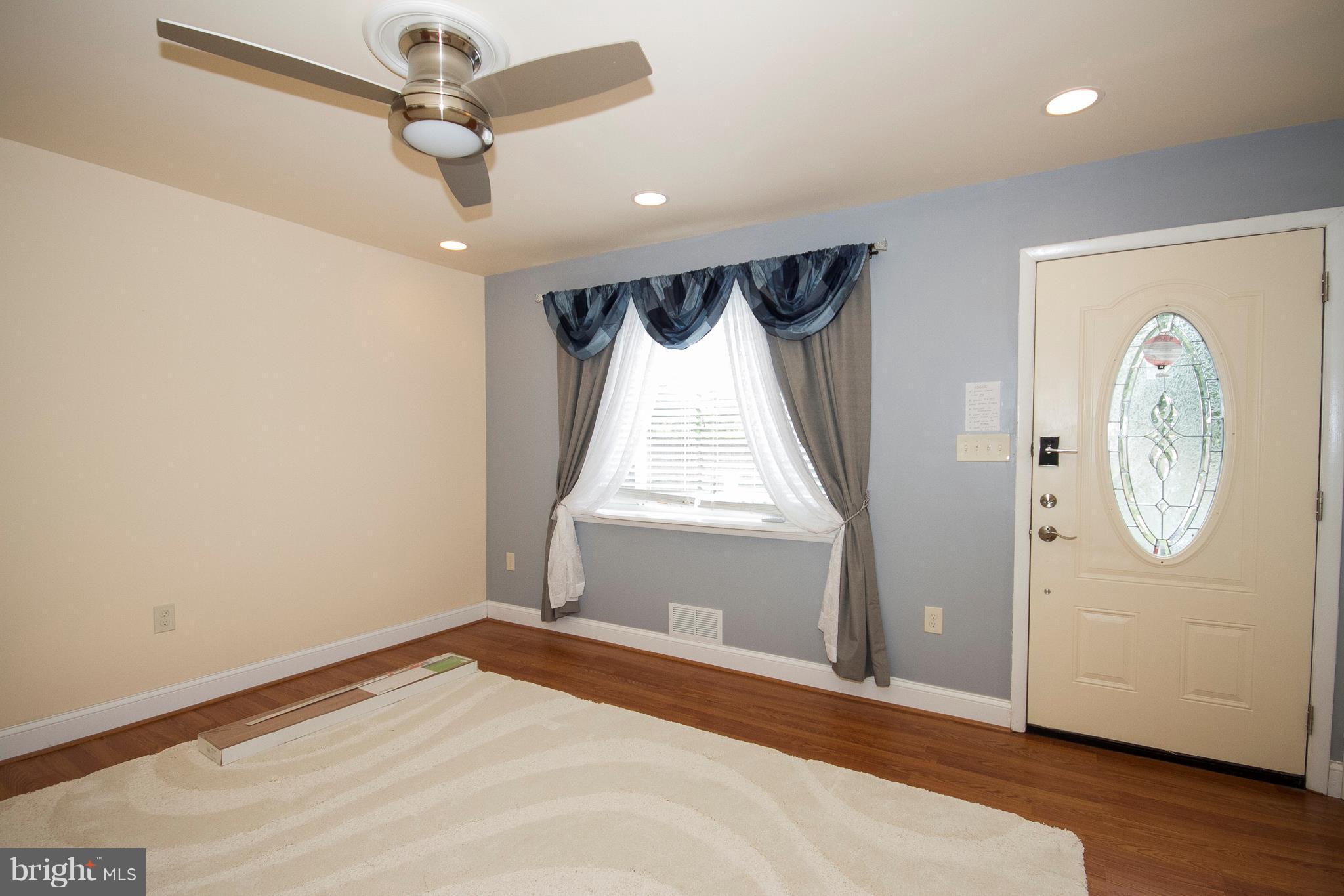 259 Southeastern Court Baltimore, MD 21221 - Photo 3 of 17 Living Room