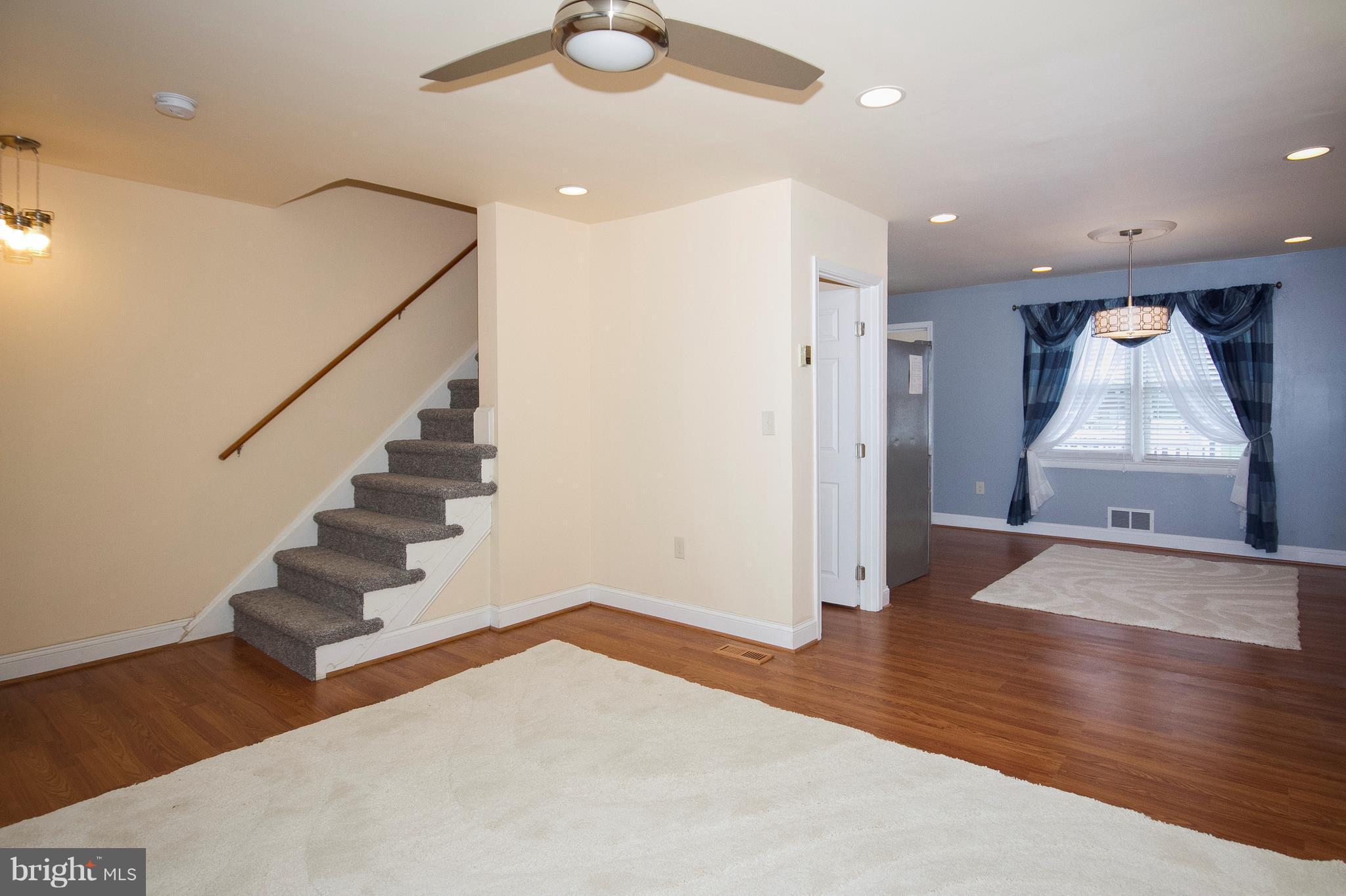 259 Southeastern Court Baltimore, MD 21221 - Photo 4 of 17 Living Room