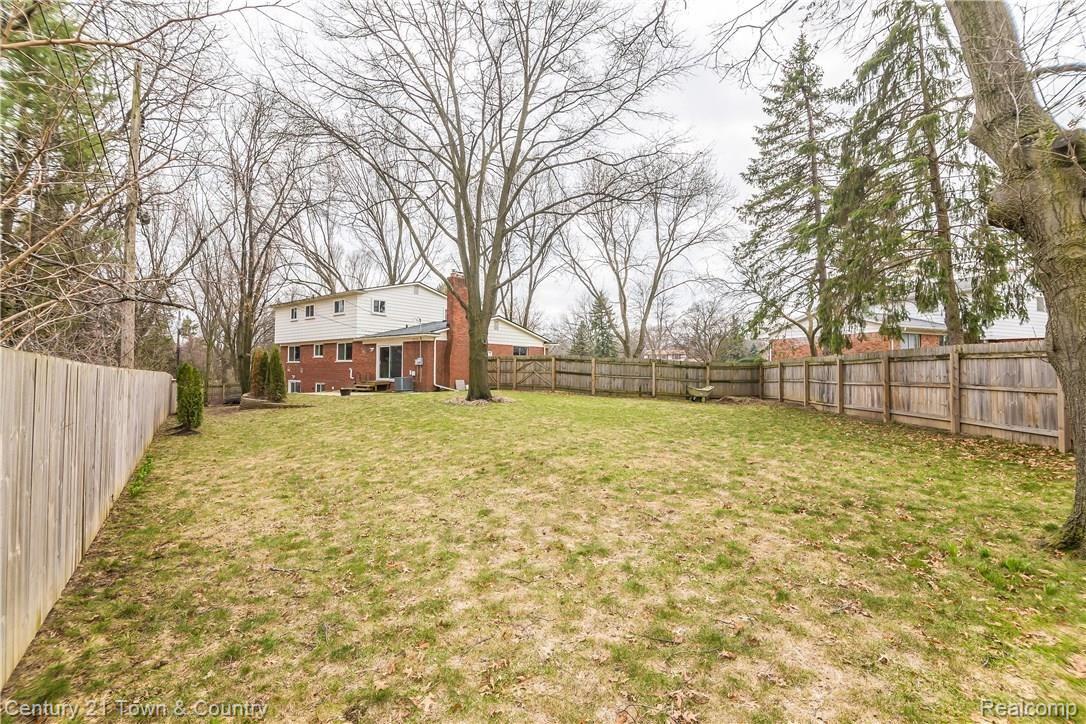 2080 Avoncrest Court Rochester, MI 48309 - Photo 30 of 39 030-Rear_View-3888216-large.jpg