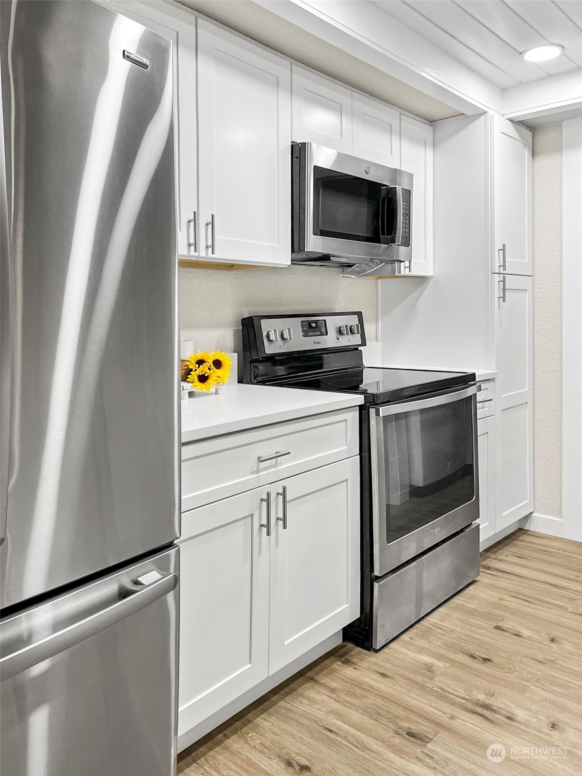 14401 Southeast Petrovitsky Road, Unit C103 Renton, WA 98058 - Photo 10 of 29 a kitchen with a stove and a microwave