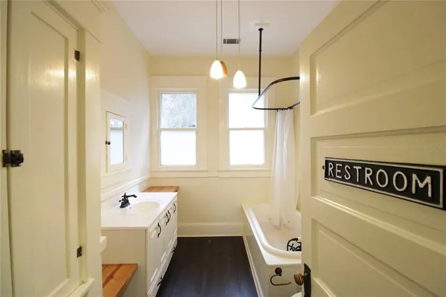 $1,800 | 834 East University Avenue, Gainesville, FL 32601