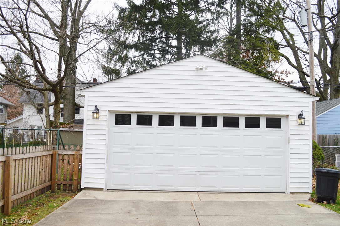 2206 Kerrwood Road Cleveland, OH 44118 - Photo 15 of 18 Garage