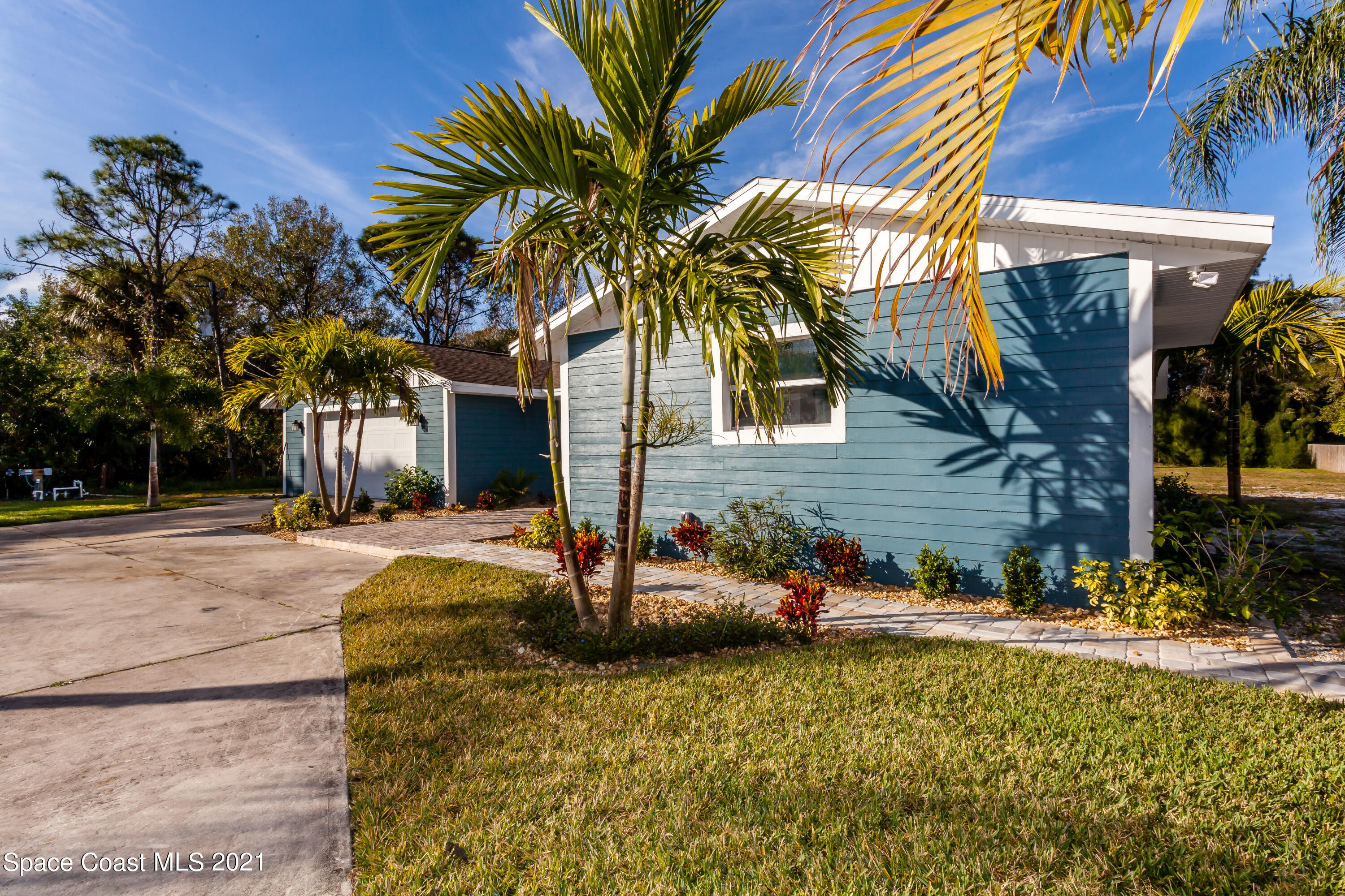 3400 Harlock Road Melbourne, FL 32934 - Photo 3 of 28 a front view of a house with swimming pool