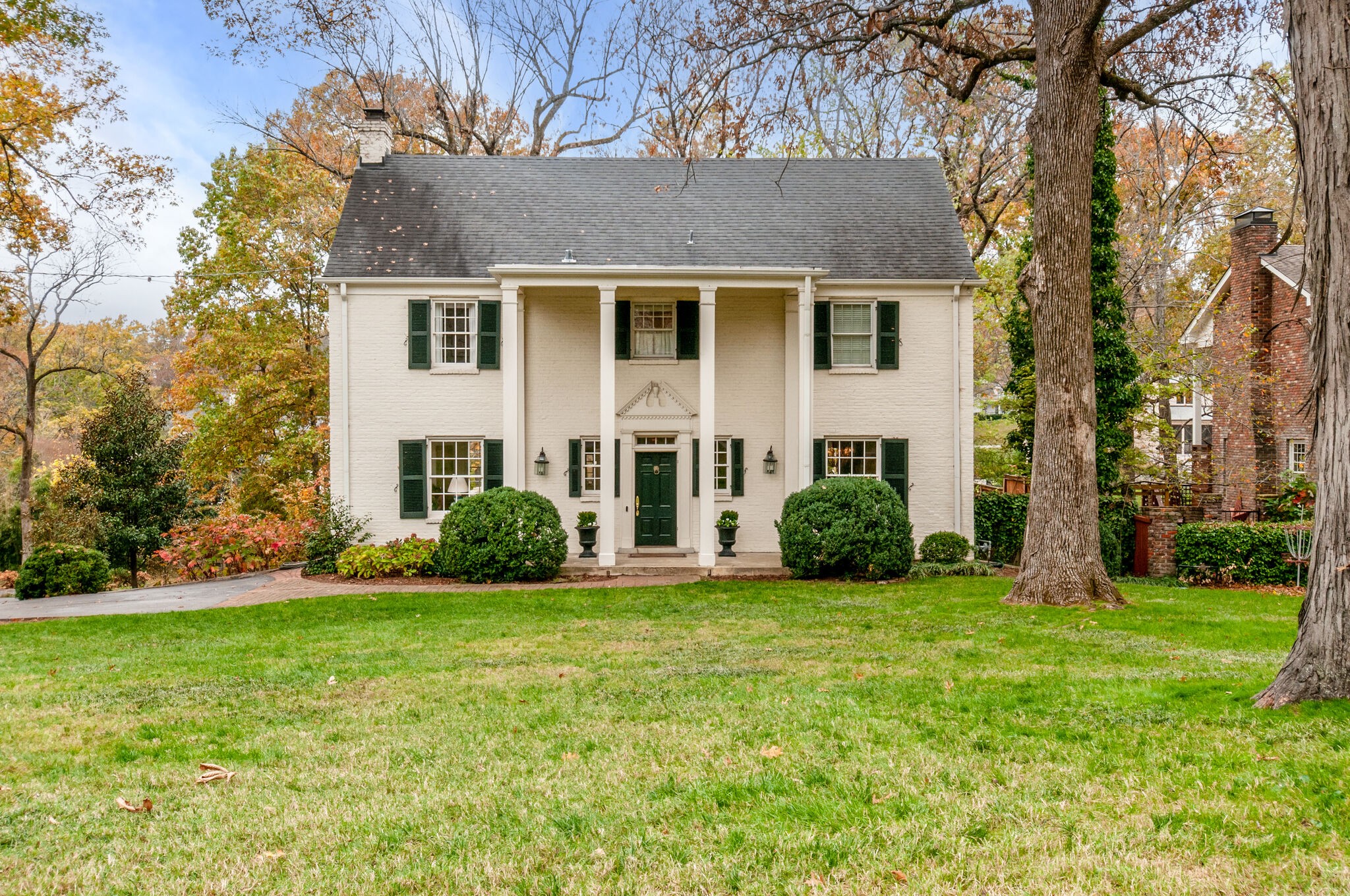 a view of a house with a yard