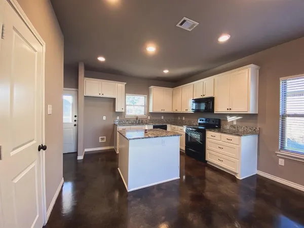 $1,825 | 221 East Paris Street, Palmer, TX 75152