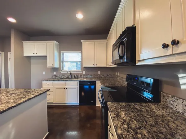 $1,825 | 221 East Paris Street, Palmer, TX 75152