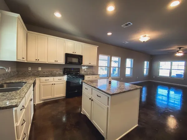 $1,825 | 221 East Paris Street, Palmer, TX 75152