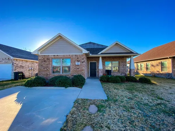 $1,825 | 221 East Paris Street, Palmer, TX 75152