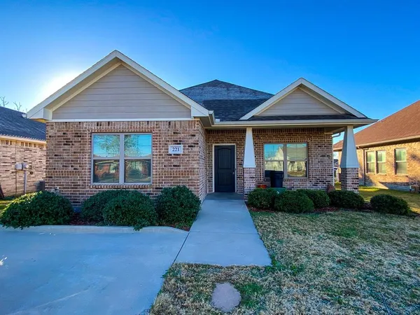 $1,825 | 221 East Paris Street, Palmer, TX 75152